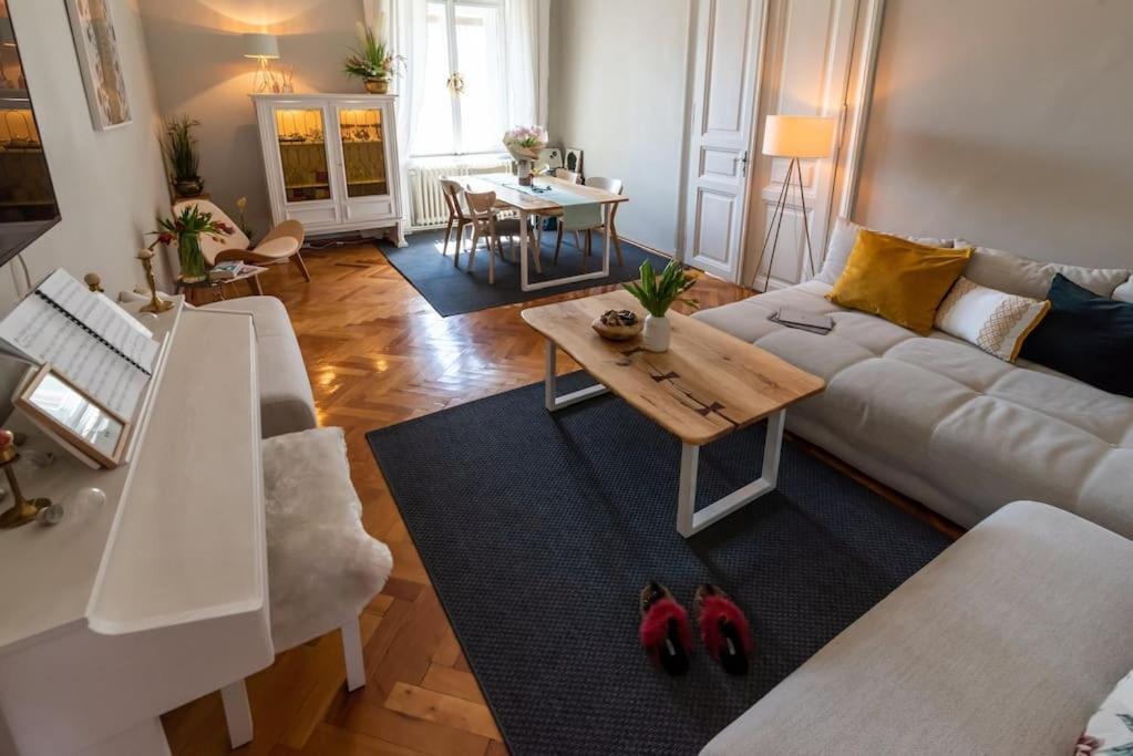 No.8: Lovely & Cosy 3-Room Heart Of The City ทิมิชัวรา ภายนอก รูปภาพ