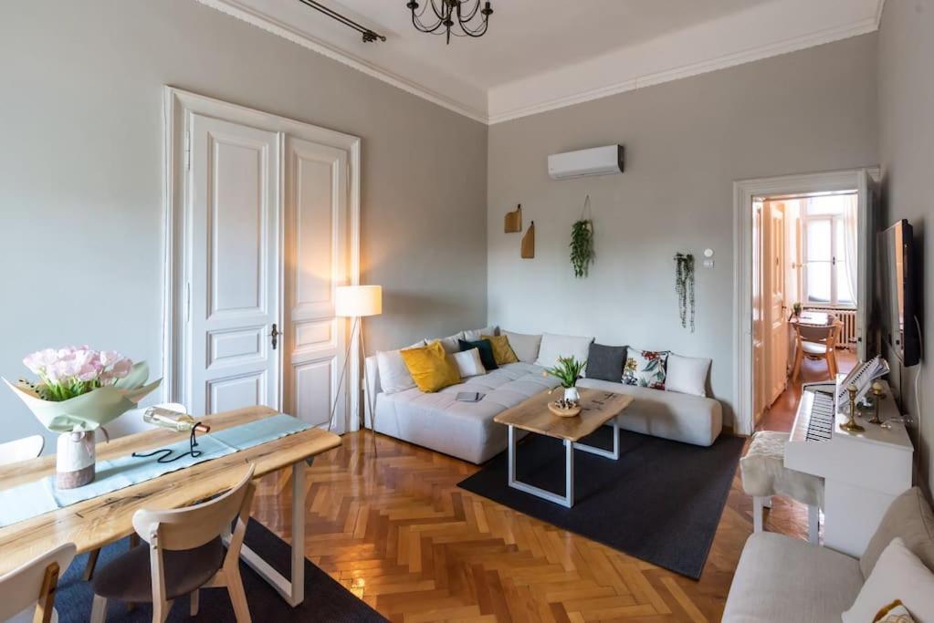 No.8: Lovely & Cosy 3-Room Heart Of The City ทิมิชัวรา ภายนอก รูปภาพ
