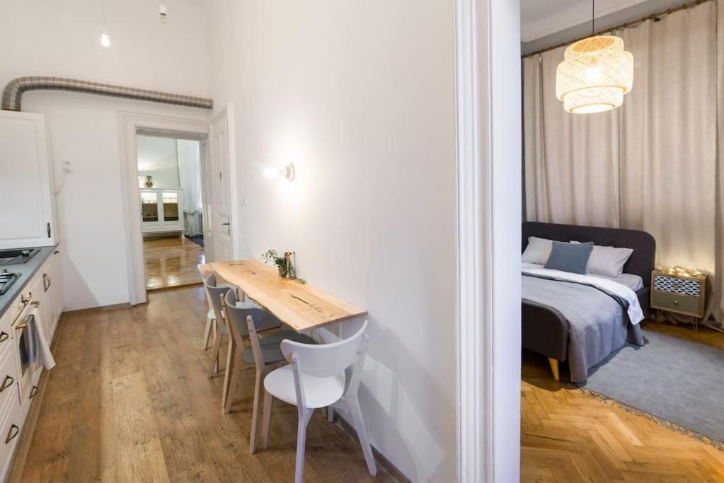 No.8: Lovely & Cosy 3-Room Heart Of The City ทิมิชัวรา ภายนอก รูปภาพ