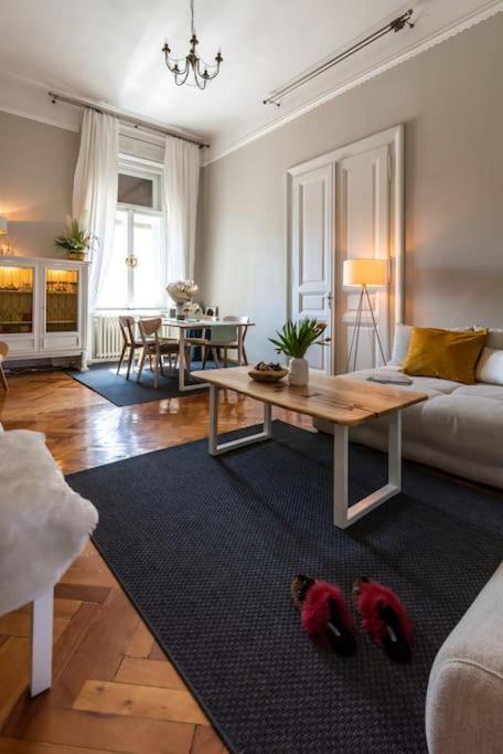 No.8: Lovely & Cosy 3-Room Heart Of The City ทิมิชัวรา ภายนอก รูปภาพ
